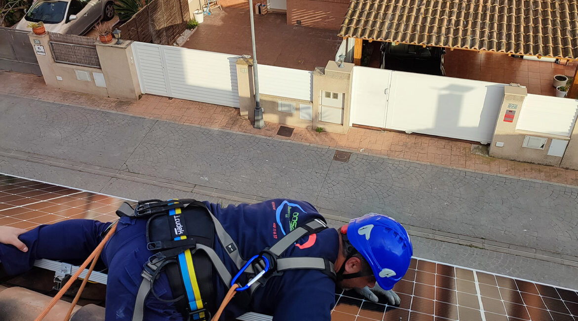 instalando las placas solares en el tejado